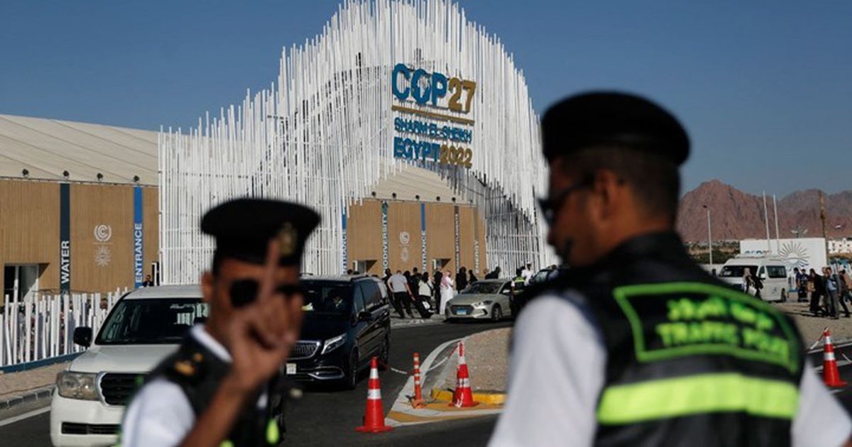 اعتقال رجل أعمال مصري في مطار القاهرة.. يواجه 30 حكما …