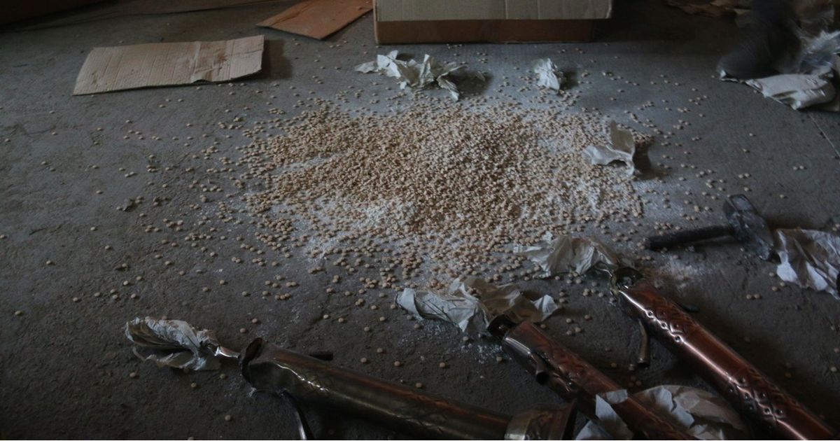 ضبط مستودع ضخم لتعليب حبوب الكبتاغون من بقايا نظام الأسد …