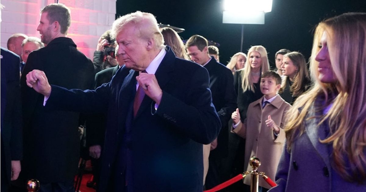 ترامب يصل واشنطن عشية تنصيبه.. والآلاف يتظاهرون ضده …