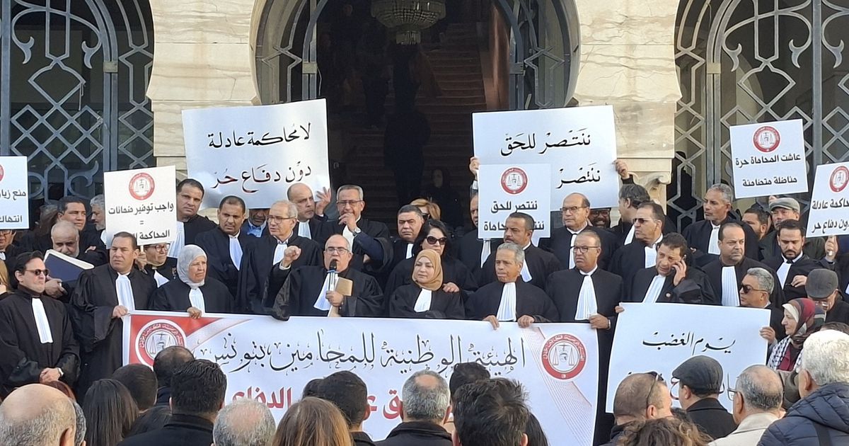 محامو تونس يحتجون ويلوحون بالتصعيد.. والسلطات تمنع...