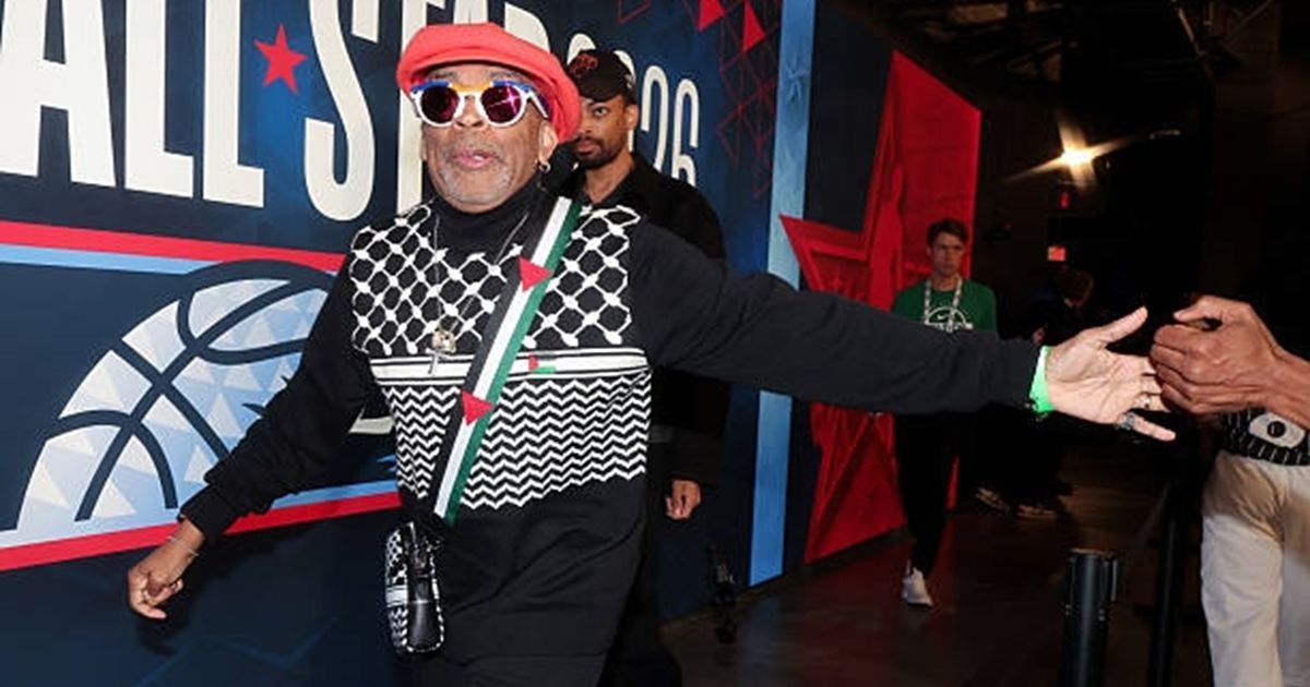 مخرج أمريكي يعلن دعمه لفلسطين بحقيبة تحمل العلم والكوفية...