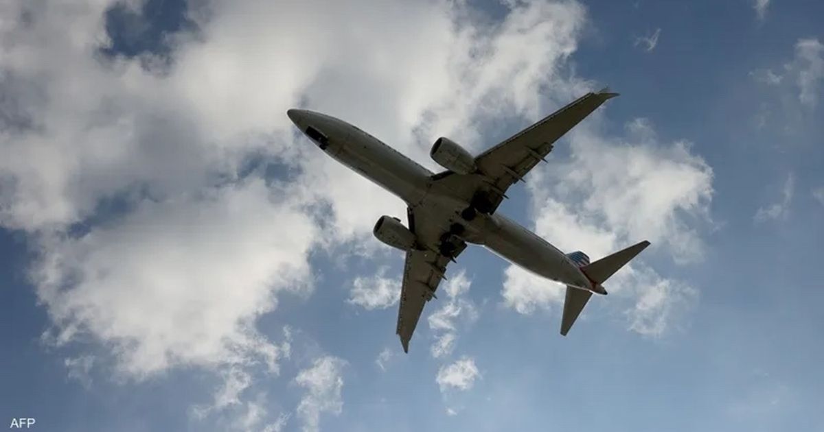 “الشياطين تلاحقني”.. راكب يهاجم طاقم طائرة ويسبب فوضى في …