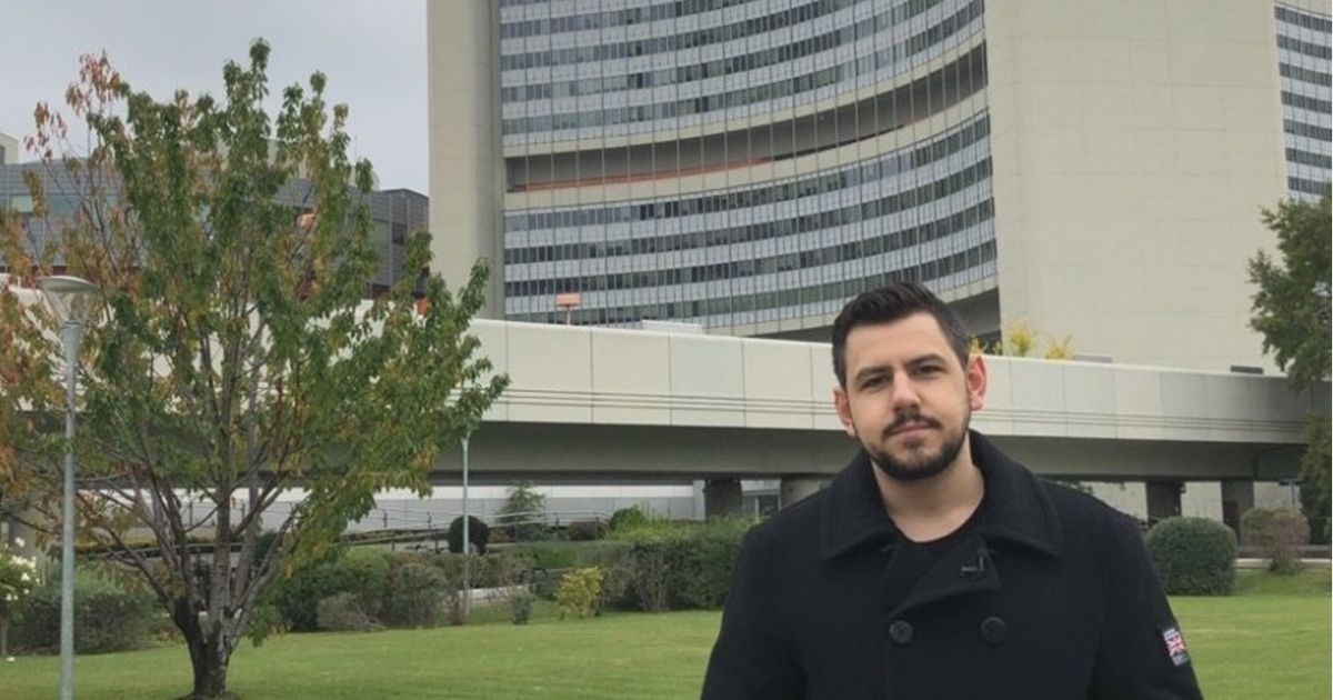 حكومة النمسا تهدد بإلغاء الإقامة الدائمة للصحفي ريتشارد …