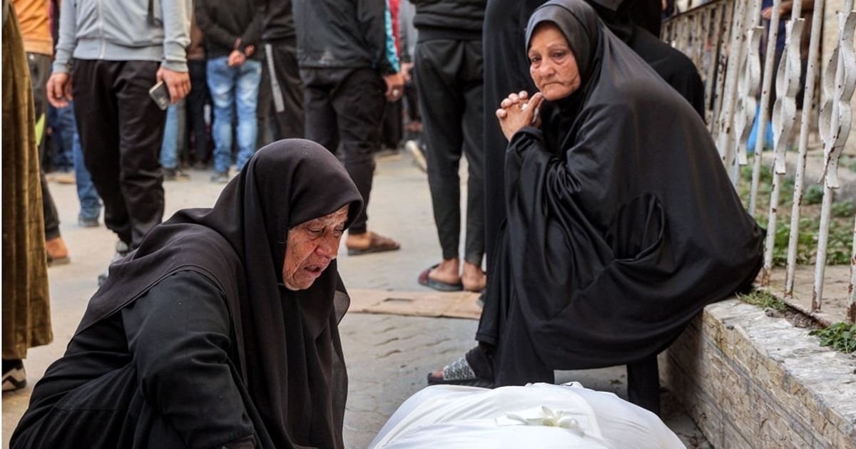 لحظات مؤلمة لأم فلسطينية تقبّل قدمي نجلها عقب استشهاده …