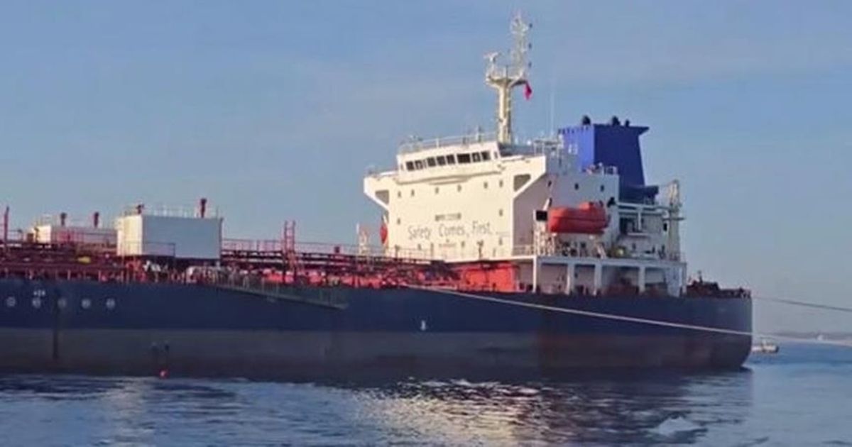 أول ناقلة نفط تصل ميناء بانياس السوري بعد الإطاحة بنظام …