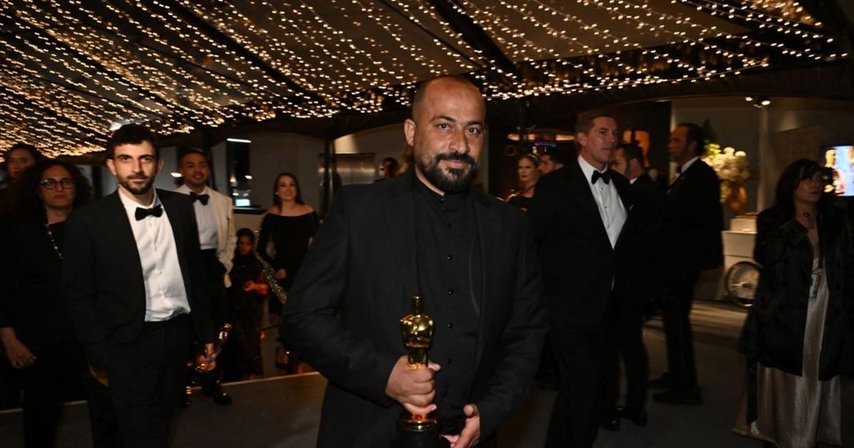 مستوطنون يعتدون على أحد مخرجي فيلم “لا أرض أخرى” الفائز …