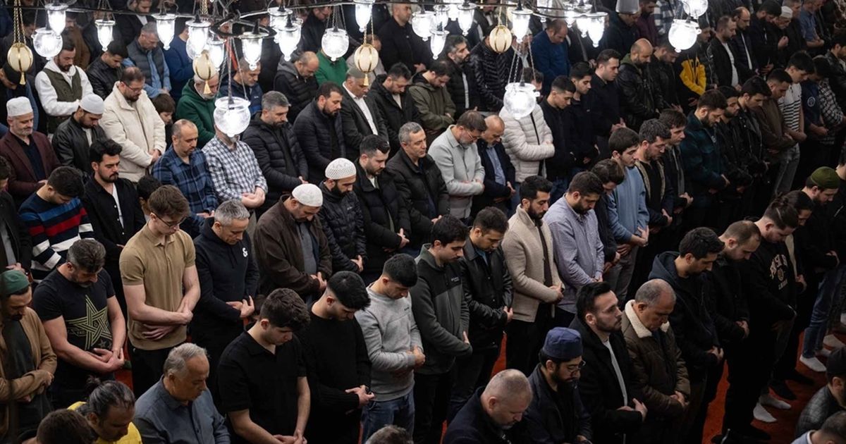 المسلمون يحيون ليلة القدر في أجواء روحانية.. والدعاء …