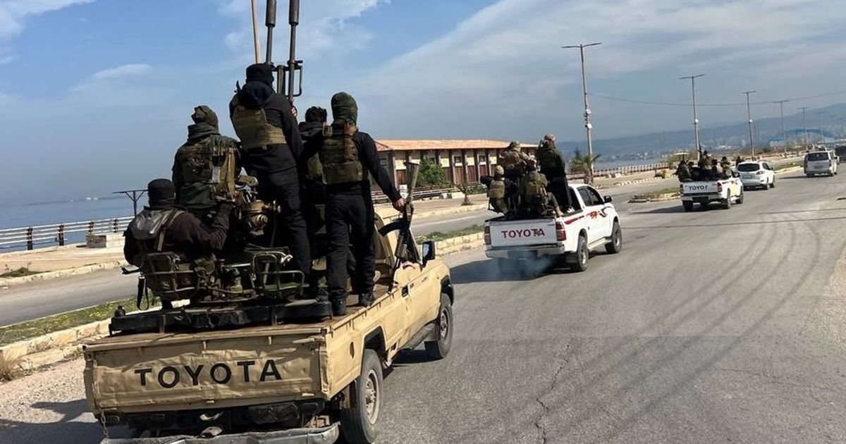 “مليشيات” تابعة للأسد تهاجم قوات الأمن.. وحملة في الساحل … “مليشيات” تابعة للأسد تهاجم قوات الأمن.. وحملة في الساحل …