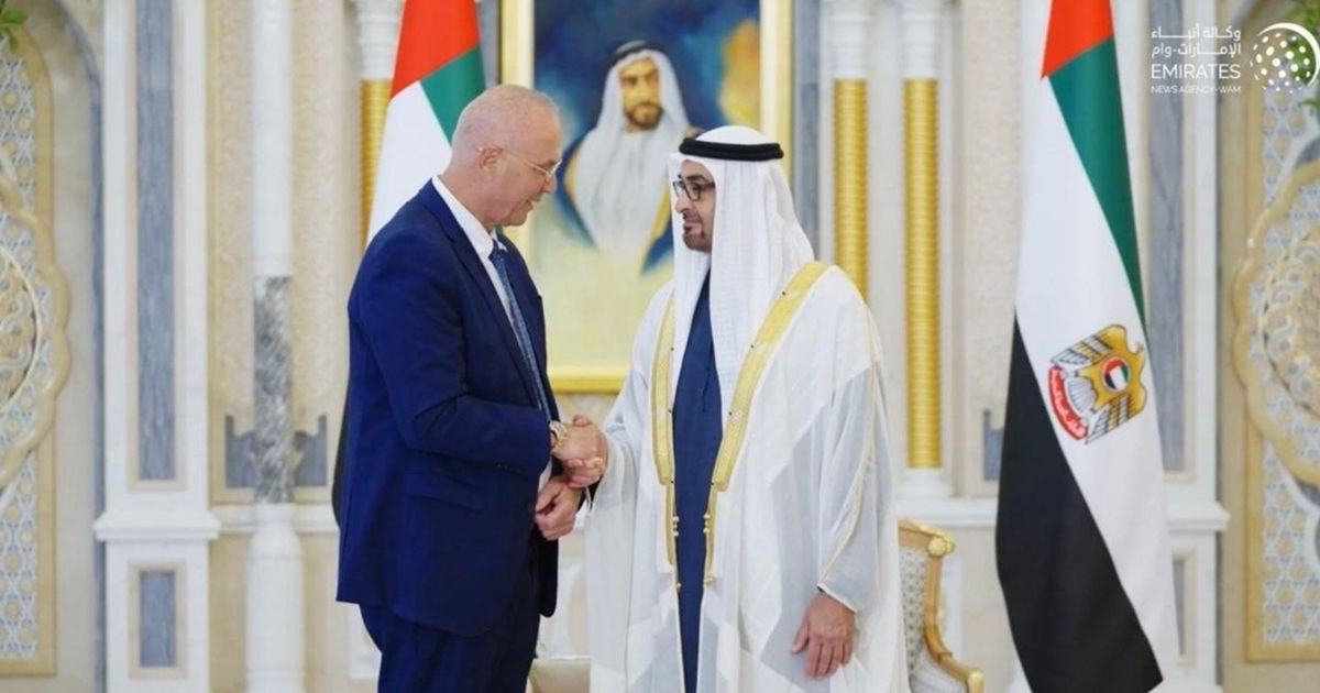 رئيس الإمارات يستقبل أوراق اعتماد سفراء جدد بينهم …