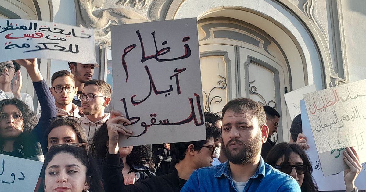 احتجاجات بتونس بعد حادثة أودت بحياة تلاميذ.. وهتافات …