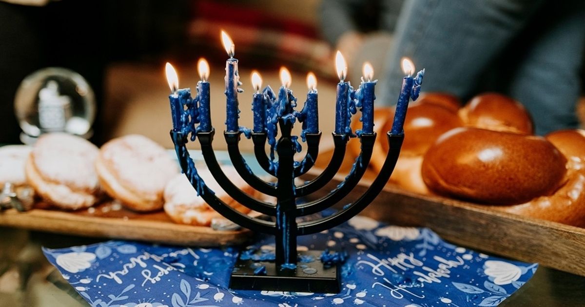 خبز غير مختمر ونفخ بقرون الأكباش.. ماذا تعرف عن الأعياد …