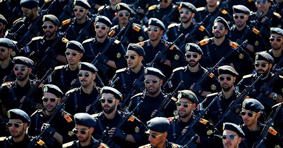 عروض عسكرية إيرانية بمناسبة “يوم الجيش”.. شملت دبابات …