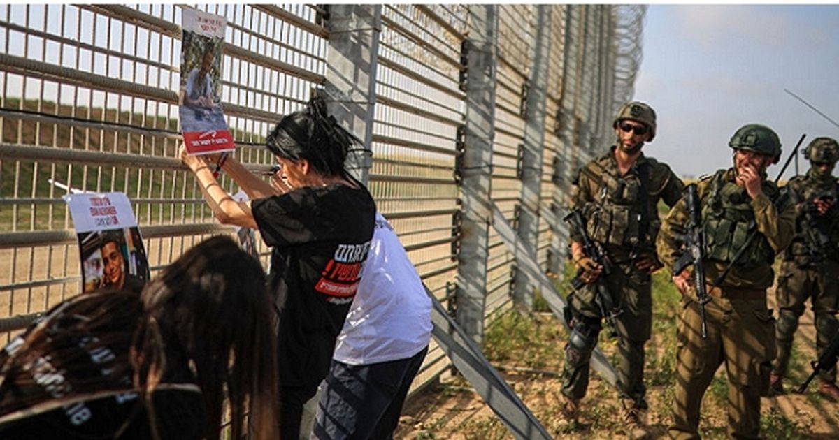 أهالي أسرى إسرائيليين ينظمون وقفة على حدود غزة.. طالبوا …