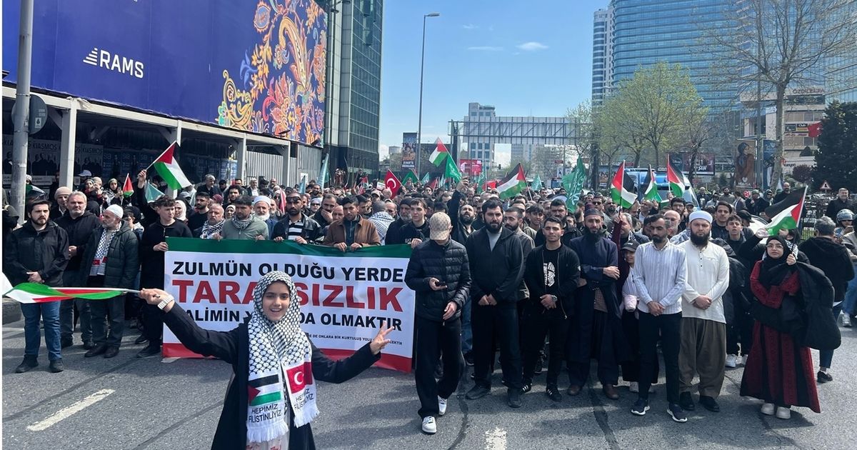 مسيرة حاشدة أمام قنصلية الاحتلال في إسطنبول رفضا للإبادة …