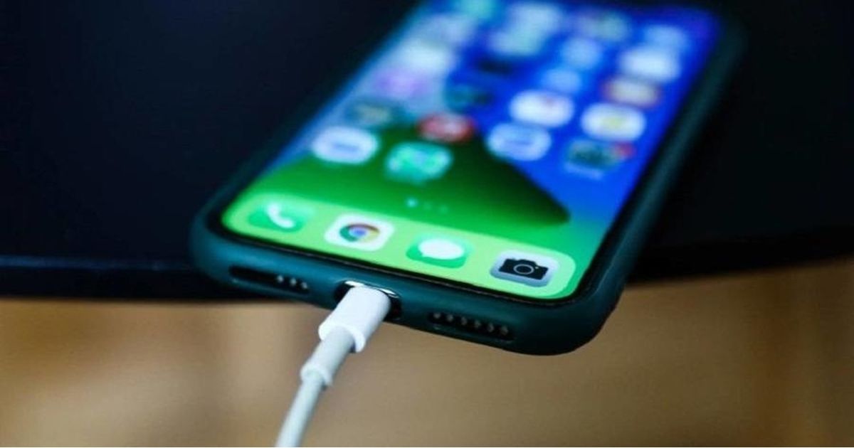 أبل تحذر من النوم بالقرب من هواتفها في أثناء شحنها.. ما ...