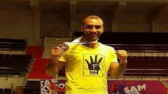 لاعب مصري يرتدي شعار رابعة