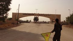 مقاتل كردي أمام بوابة معبر اليعربية الحدودي - فيس بوك