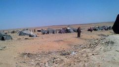 خيام يستظل بها عدد من اللاجئين قبالة الحدود الأردنية - عربي 21