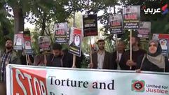 نشطاء من جاليات عربية مختلفة في وقفة احتجاجية أمام سفارة الإمارات بلندن - عربي21