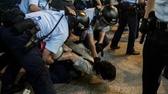 الشرطة الصينية تعتقل أحد المتظاهرين المؤيدين للديمقراطية - أ ف ب الصين هونغ كونغ