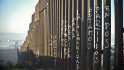جانب من السياج الفاصل بين المكسيك والولايات المتحدة في تيهوانا باها بولاية كاليفورنيا