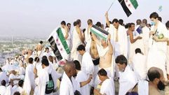 حجاج سوريون يرفعون علم الثورة على جبل عرفات - أرشيفية