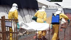 نقل جثة مصاب بفيروس ايبولا توفي في مونروفيا في 27 ايلول/سبتمبر 2014