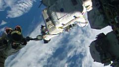 لقطة من فيديو لمحطة تلفزيون وكالة الفضاء الاميركية يظهر خروج رائدي فضاء لاجراء تصليحات في محطة الفضا