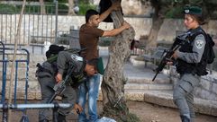 القوات من جيش الاحتلال الإسرائليلي تفتش فلسطينينا ـ أ ف ب