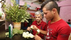 السوري إبراهيم يعمل في متجر لبيع الازهار
