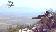 أحد مقاتلو تجمع العزة أثناء تنفيذ الضربات على جيش النظام السوري - "يوتيوب"