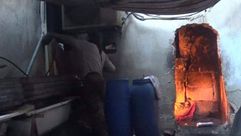 وقود الحصار - وقود من حرق مواد بلاستيكية - مخيم اليرموك - سوريا - عربي21 (2)