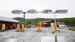 نقطة حدود بين روسيا والنرويج بالمنطقة القطبية - يستخدمها اللاجئون السوريون للعبور بالدراجات - أ ف ب