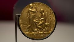 ميدالية نوبل التي حازها الكاتب الكولومبي الراحل غبريال غارسيا ماركيز معروضة في بوغوتا