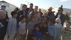 الممثل عبد الحكيم قطيفان (الثاني يمين) الممثل مازن الناطور (يمينه) مع لاجئي سوريا