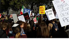 مظاهرة نظمتها منظمات بريطانيا وسورية - امام رئاسة الوزراء لندن تضاما مع حلب سوريا عربي21
