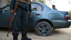 شرطي افغاني بجانب سيارة تم افراغ اطاراتها من الهواء تنفيذا لخطة مكافحة السرقة في 23 اب/اغسطس 2016