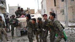 عناصر من القوات الكردية بعد سيطرتها على أحياء كبيرة في الرقة- جيتي