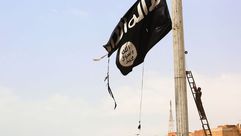 أكراد يزيلون علم تنظيم الدولة في بلدة الطبقة السورية - أ ف ب