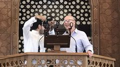 مالك مانشستر يونايتد اليهودي افرام جليزر على منبر بمسجد في الرياض