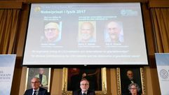 فاز ثلاثة علماء فيزياء أميركيين بجائزة نوبل للفيزياء 2017 الثلاثاء مكافأة لأبحاثهم حول موجات الجاذبي