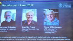 منحت جائزة نوبل للكيمياء للعام 2017 الاربعاء الى السويسري جاك دوبوشيه والاميركي جواكيم فرانك والبريط