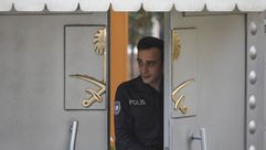 عنصر من الأمن التركي يخرج من مقر قنصلية الرياض في إسطنبول- جيتي