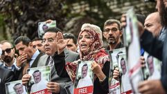 توكل كرمان وأيمن نور يحملان صور خاشقجي أمام قنصلية السعودية في اسطنبول- جيتي