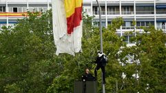 إنقاذ مظلي إسباني حط على عمود إنارة خلال عرض عسكري بمناسبة العيد الوطني في مدريد في 12 تشرين الأول/أ