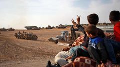 سوريون بالقرب من منبج دبابات تركية - جيتي