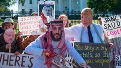 متظاهرون على مقتل خاشقجي ضد محمد بن سلمان وترامب أمام البيت الأبيض - جيتي