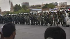 جنود صينيون الذين يقفون خارج مسجد في كاشغار في إقليم شينجيانغ - جيتي