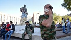 أرمن في العاصمة يريفان بانتظار نقلهم لمناطق المعارك- جيتي