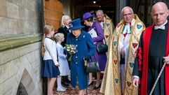ملكة بريطانيا إليزابيث الثانية (وسط) وابنتها الأميرة آن تغادرن كنيسة وستمنستر أبي بعد حضورهما قداساً
